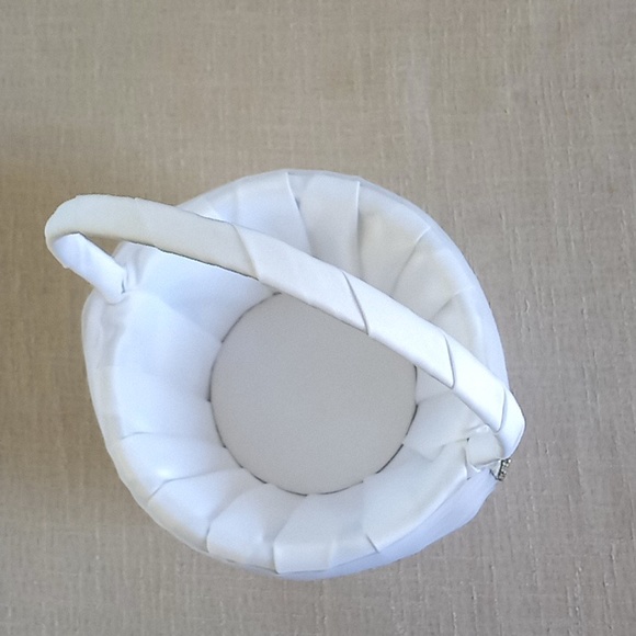 Flower girl basket. New without box - Picture 2 of 2